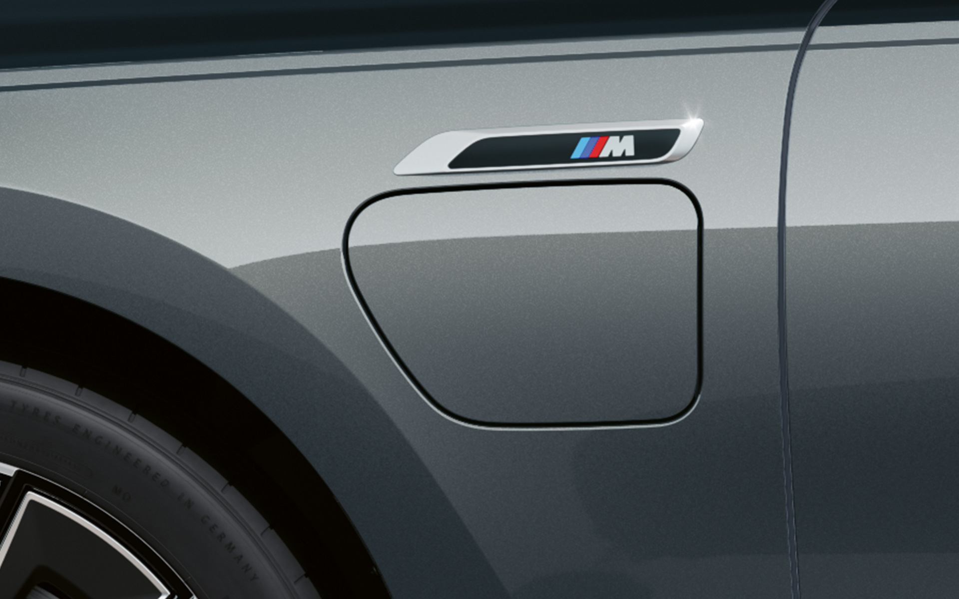 M badge BMW M760e xDrive Sedan G70 M Performance package BMW Individual two-tone Black Sapphire metallic paintwork BMW Individual Dravite Grey metallic close-up side view