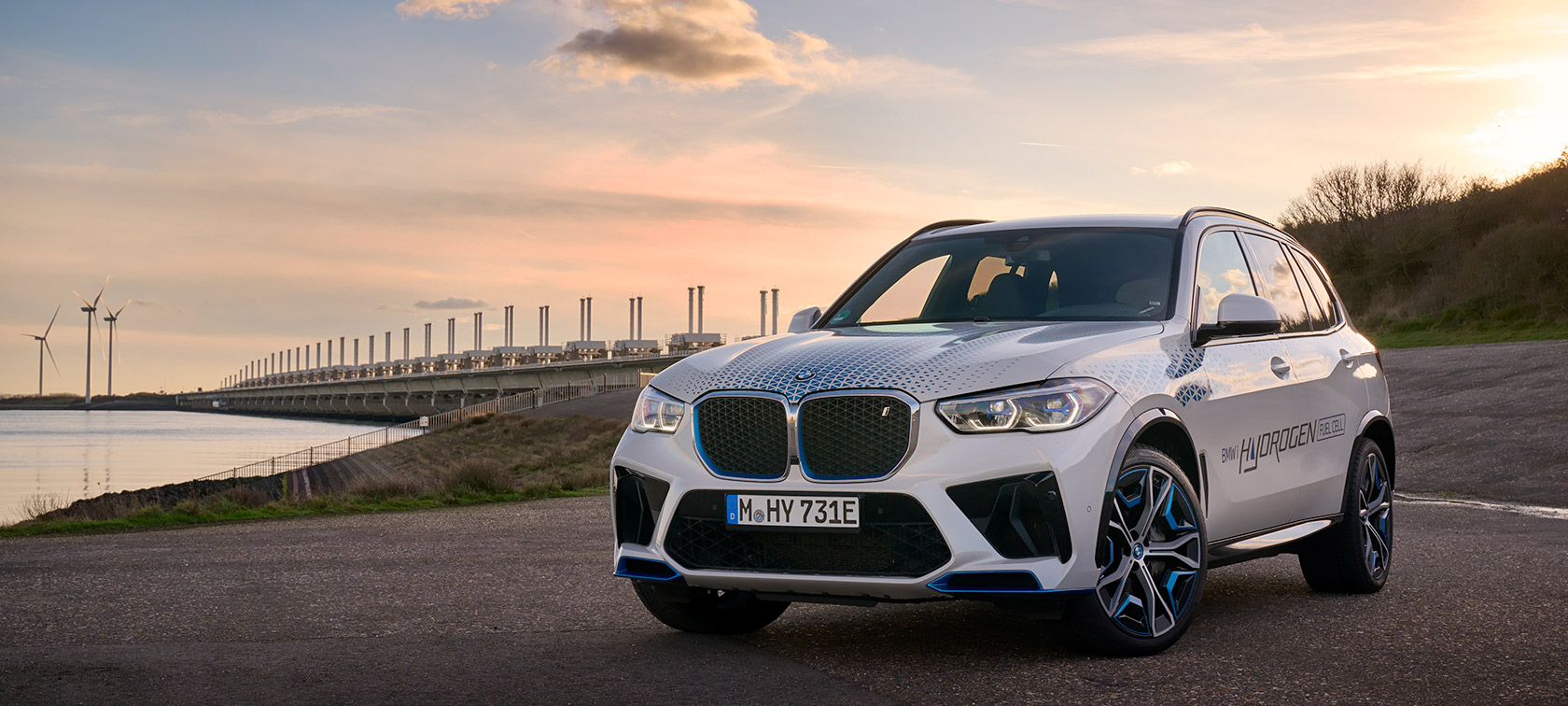 BMW iX5 Hydrogen G05 FCEV three-quarter front view